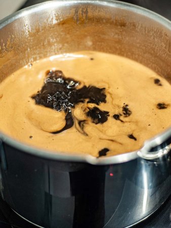 Kochtopf mit den köchelnden Zutaten der Balsamico Reduktion. Der Balsamico Himbeer Schaum setzt sich ähnlich wie beim Marmeladeeinwecken langsam ab.