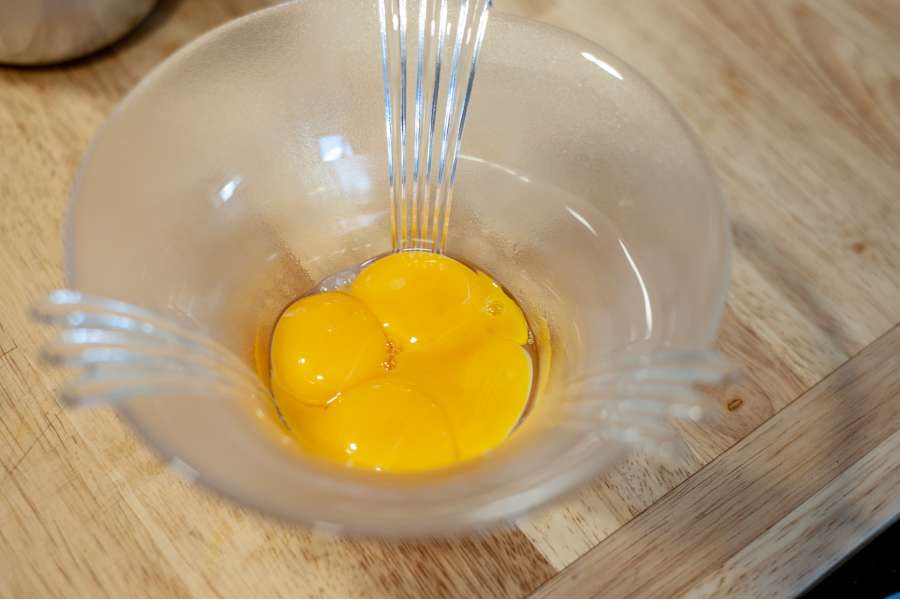 Rezept Foto Eierlikör Tiramisu. Die Eier wurden getrennt und in eine Schüssel gegeben.