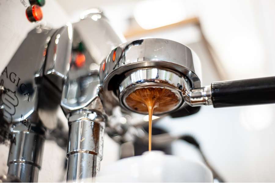 Rezept Foto Eierlikör Tiramisu. Eine Detailaufnahme von der Siebträgermaschine und der Espressozubereitung. Zwei doppelte Espresso reichen für den großen Biskuitboden aus.