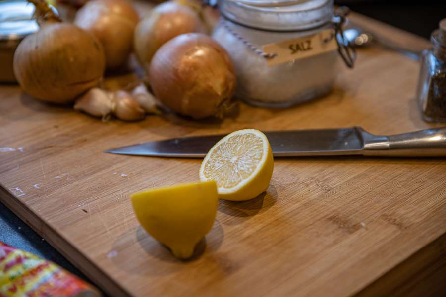 Rezept Foto Hummus. Die Zitronen liegen aufgeschnitten auf einem Küchenbrett.