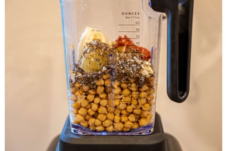 Rezept Foto Hummus. Die Zutaten für den Hummus wurden in den Blender gefüllt und sind bereit gleich als creme herauszukommen.