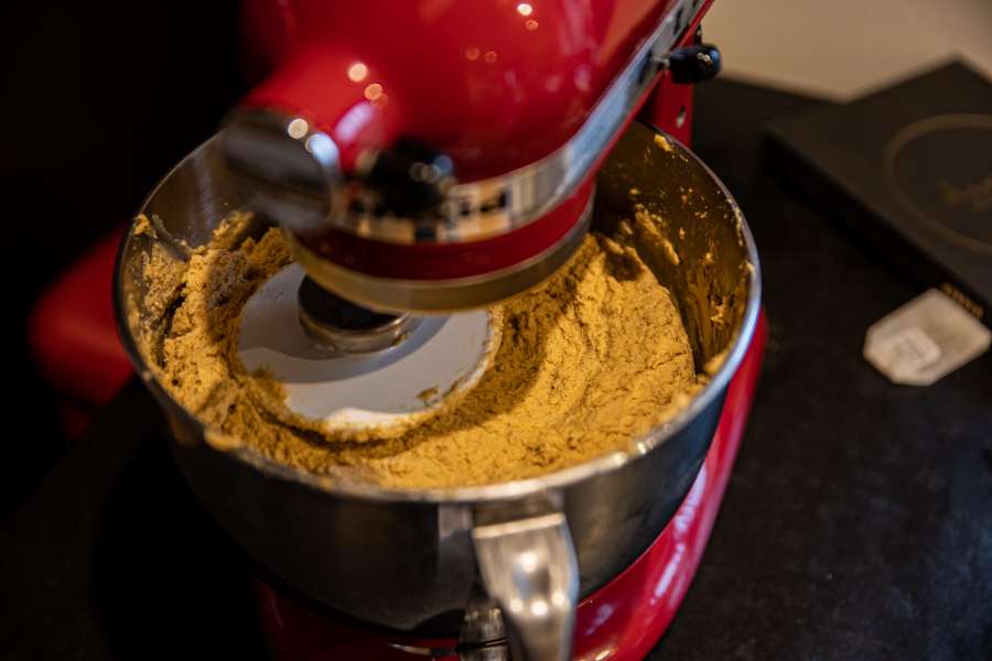 Die Kichererbsenmasse wird zusammen mit der Tahin in der Küchemaschine zum Hummus geknetet.