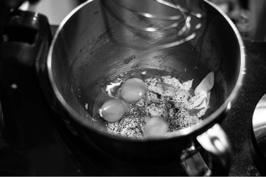 Rezept Foto Lauchzwiebelkuchen backen und genießen. Eier, saure Sahne und Schmand sind in der Rührschüssel und warten darauf gemixed zu werden.