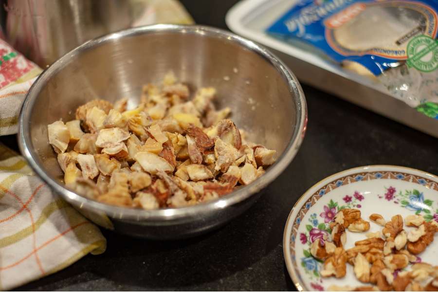 Rezept Foto Maronenrisotto. Geschälte und zerteilte Maronen in einer Rührschüssel auf dem Küchentisch.