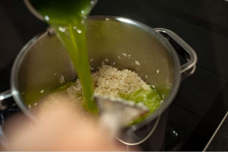 Rezept Foto Maronenrisotto. Selbstgemachte Gemüsebrühe wird in den Risotto Reis eingerührt.