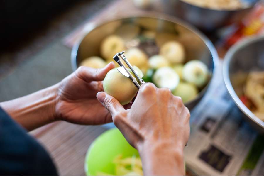 Rezept Foto Oberpfälzer Milchrahm Apfelstrudel. Katharina schält die Kornäpfel für den Apfelstrudel.