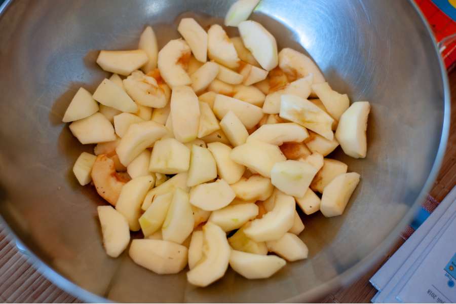 Rezept Foto Oberpfälzer Milchrahm Apfelstrudel. Die Kornäpfel liegen zerkleinert in einer Schüssel.