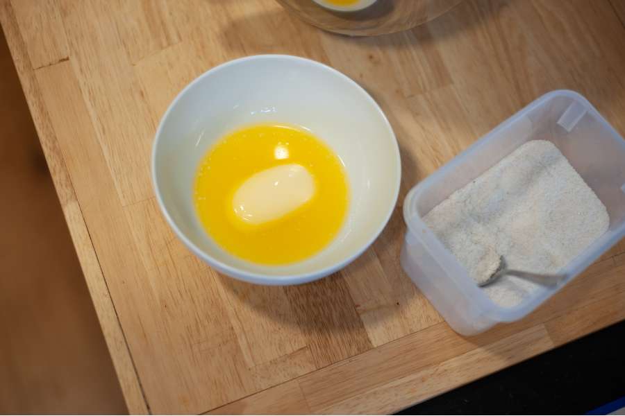 Rezept Foto Oberpfälzer Milchrahm Apfelstrudel. Die Butter wird bei Raumtemperatur langsam zum schmelzen gebracht.