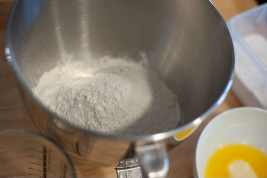 Rezept Foto Oberpfälzer Milchrahm Apfelstrudel. Das Mehl liegt in der Rührschüssel bereit.