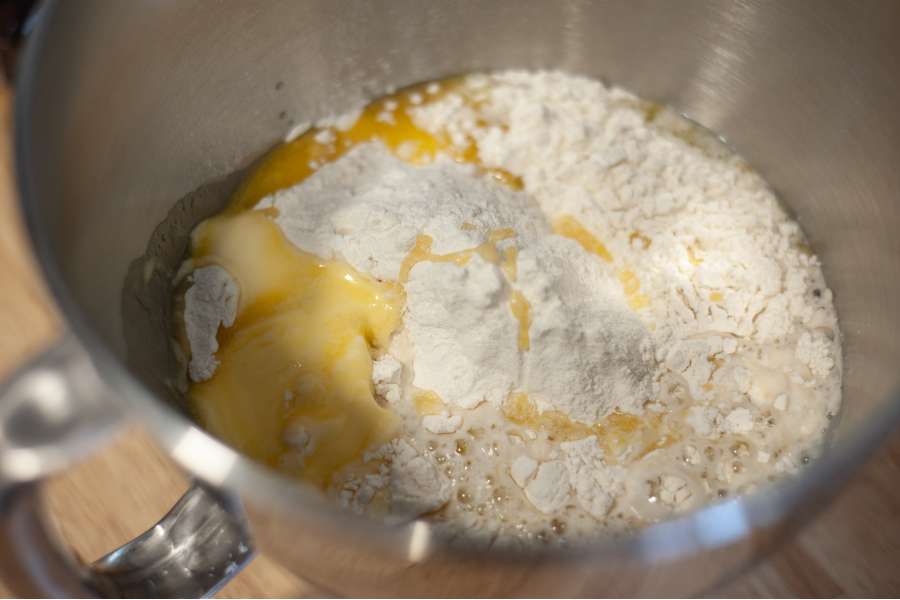 Rezept Foto Oberpfälzer Milchrahm Apfelstrudel. Die Butter wurde über das Mehl in der Rührschüssel gegeben.