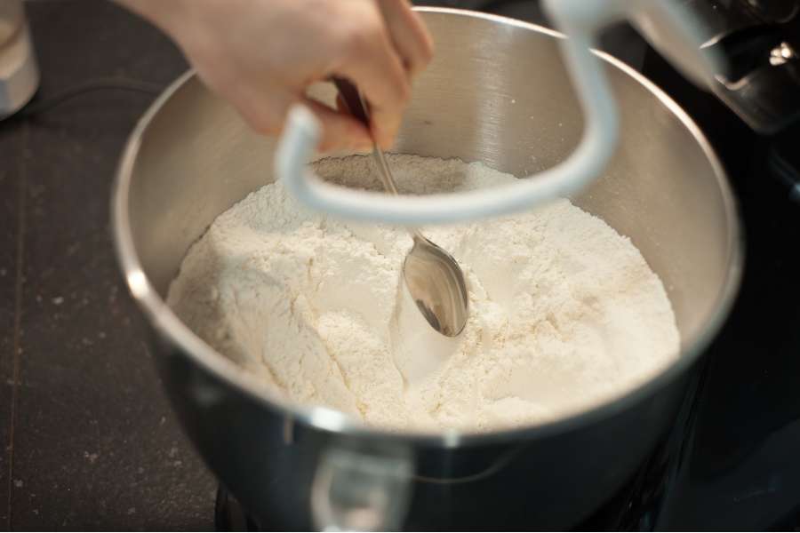 Rezept Foto Grillpizza und Ofenpizza Italien. Mehl in einer Rührschüssel auf der Kitechen Aid Küchenmaschine.