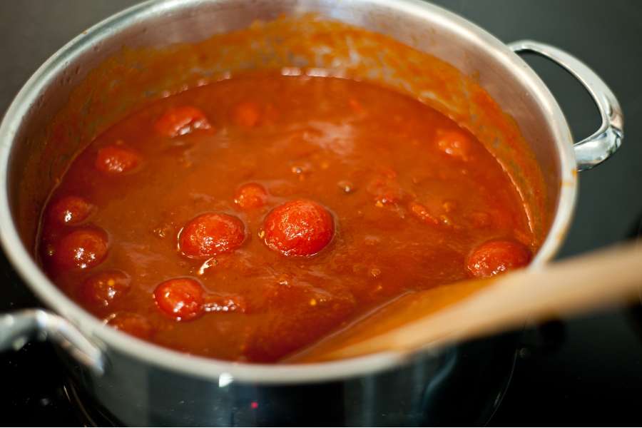Rezept Foto Grillpizza und Ofenpizza Italien. Nun kommen die Cherrytomaten zu den angeschwitzen Zwiebeln in den Topf.