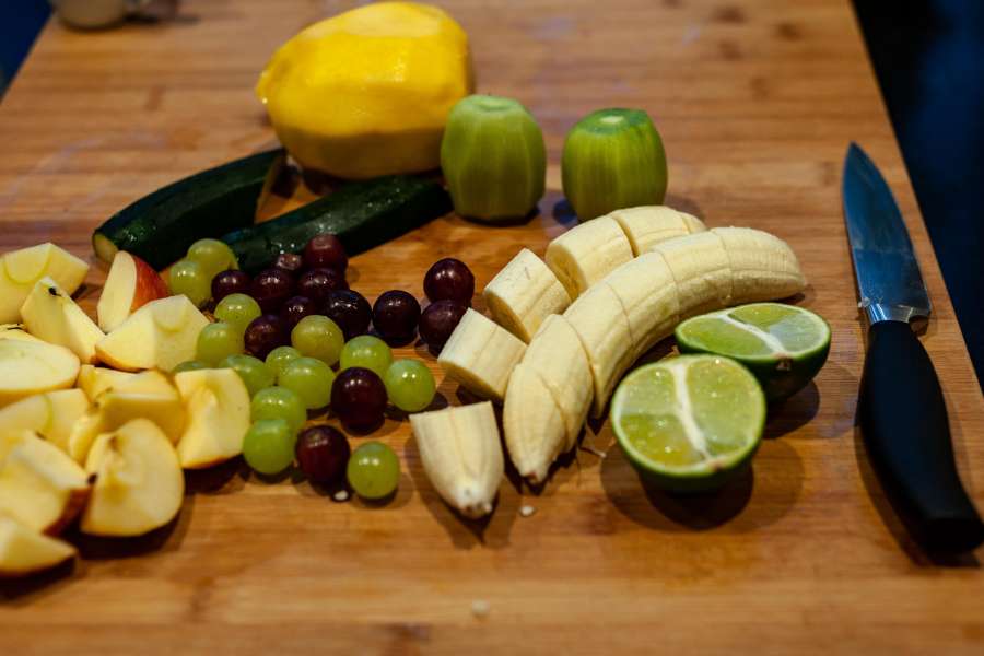 Rezept Foto Grüner Power Früchte Smoothie. Die geschälten Früchte liegen zum Zerkleinern für den Smoothie bereit.