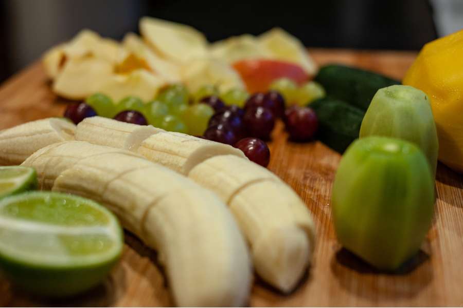 Rezept Foto Grüner Power Früchte Smoothie. Zweite Detailaufnahme der geschälten Früchte, die zum Zerkleinern für den Smoothie bereit liegen.