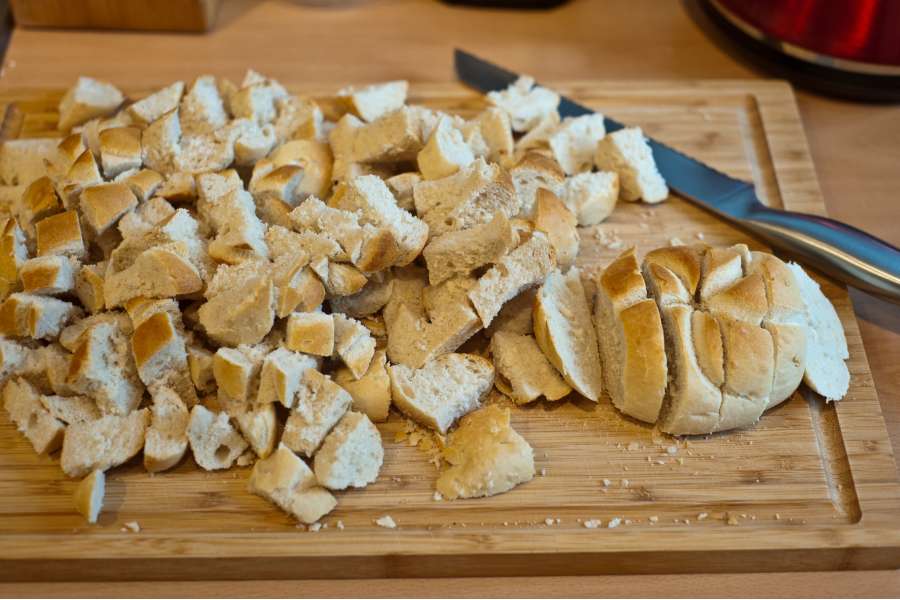 Rezept Foto Sauerbraten mit Serviettenknödel. In der Zwischenzeit werden die alten Weizenbrötchen mit einem Brotmesser in ca. 1 cm breite Streifen geschnitten. Die Serviettenknödel sind gerade in der Vorbereitung.