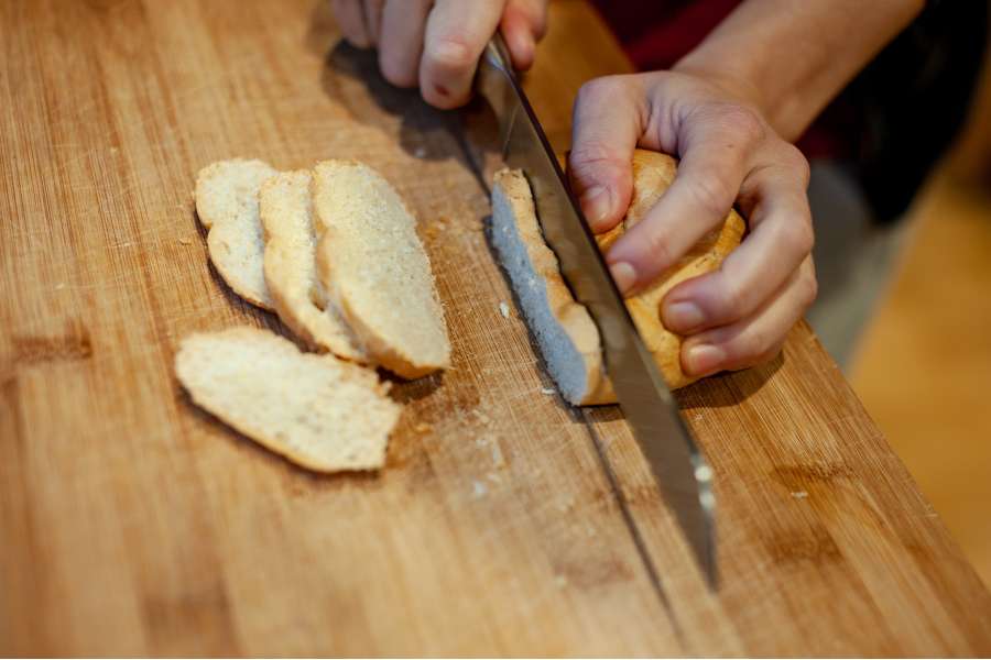 Rezept Foto selber gemachte Semmelknödel. Die alten Semmeln oder trockenen Brötchen mit einem Brotmesser in ca. 1 cm breite Streifen schneiden.