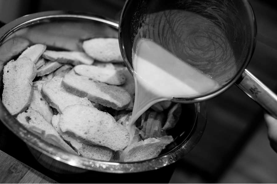 Rezept Foto selber gemachte Semmelknödel. Die aufgekochte Milch behutsam über die geschnittenen Semmeln geben.
