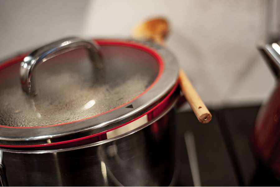 Rezept Foto selber gemachte Semmelknödel. Beim Kochen der Knödel einen Kochlöffel zwischen den Kochtopf und Deckel klemmen.