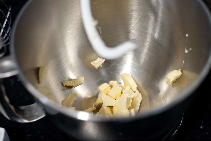 Rezept Foto Tröpfchenkuchen. Butter wird in die Kitchen Aid Küchenmaschinen gegeben und der Knethaken für den ersten Schritt eingespannt.