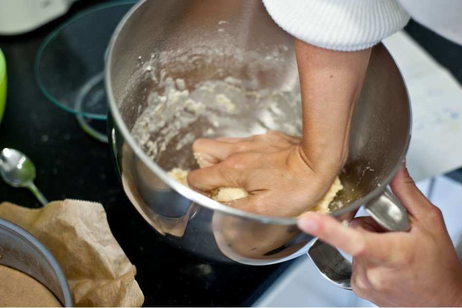 Rezept Foto Tröpfchenkuchen. Nachdem Kneten mit der Maschine wird der Teig noch mit der Hand nachgeknetet.