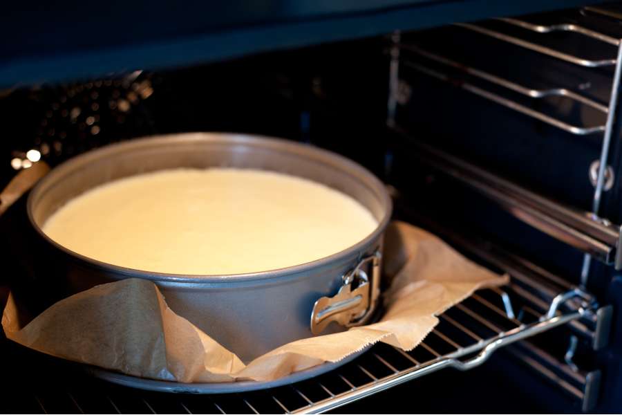 Rezept Foto Tröpfchenkuchen. Nachdem die Masse gut verrührt wurde kommt alles in die Form und ab in den Ofen.