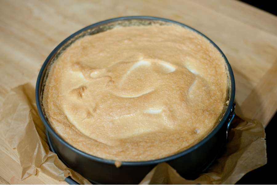 Rezept Foto Tröpfchenkuchen. Nachdem letzten Backvorgang sieht der Kuchen goldgelb mit einer leichten Eischneekruste saftig und lecker aus.