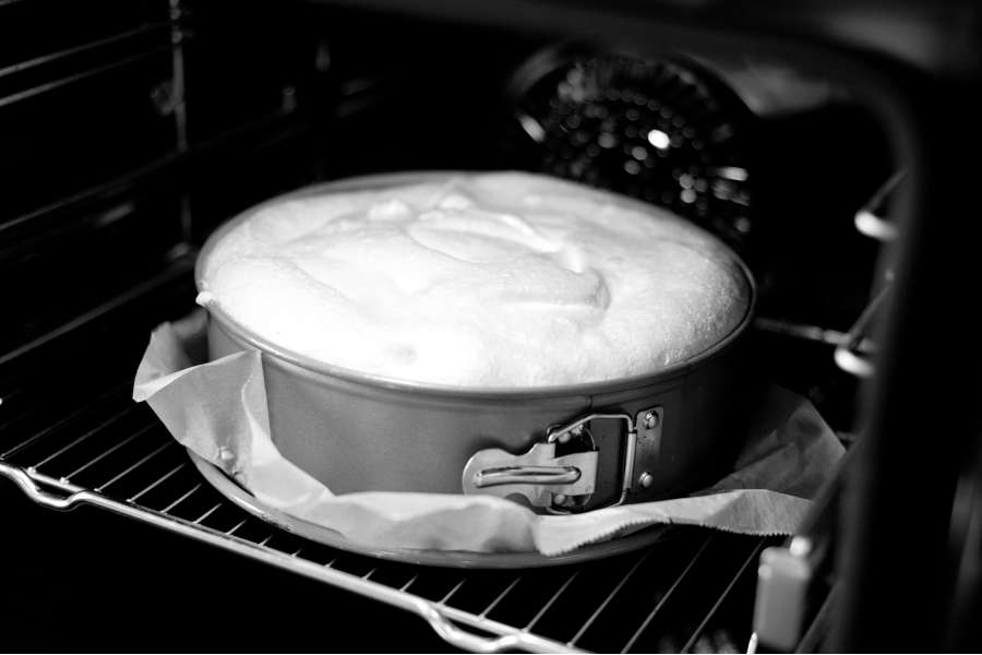 Rezept Foto Tröpfchenkuchen. Der Kuchen steht noch im Ofen und ist nach der Backzeit fertig. Mit einem Schaschlik Stäbchen noch schnell testen ob der Kuchen durch ist.