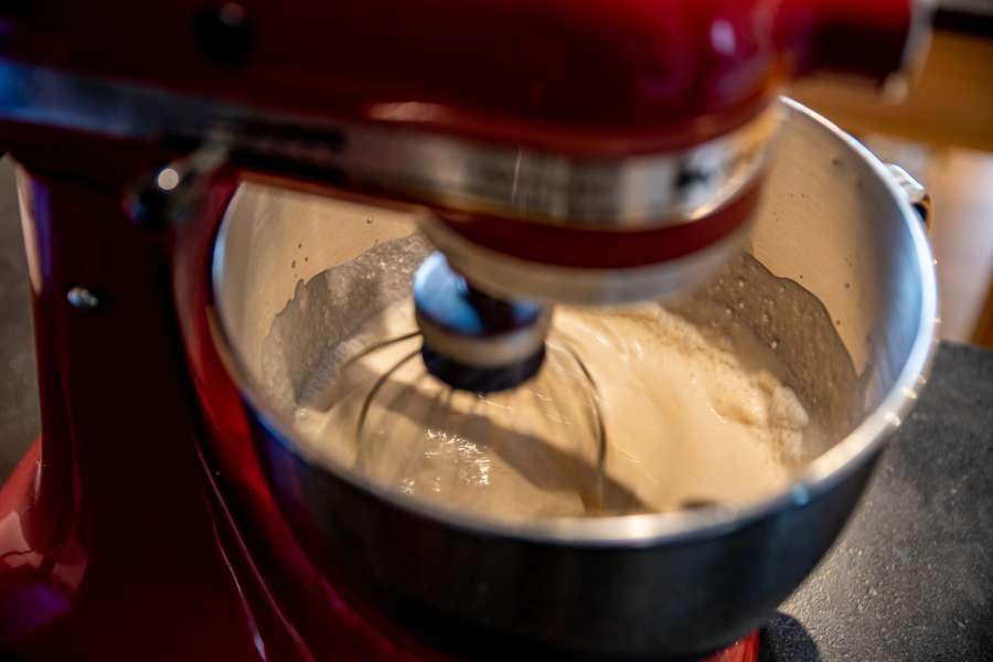 Rezept Foto die Kokosmilch wird mit der Küchenmaschine und der Thai Curry Paste cremig gerührt.
